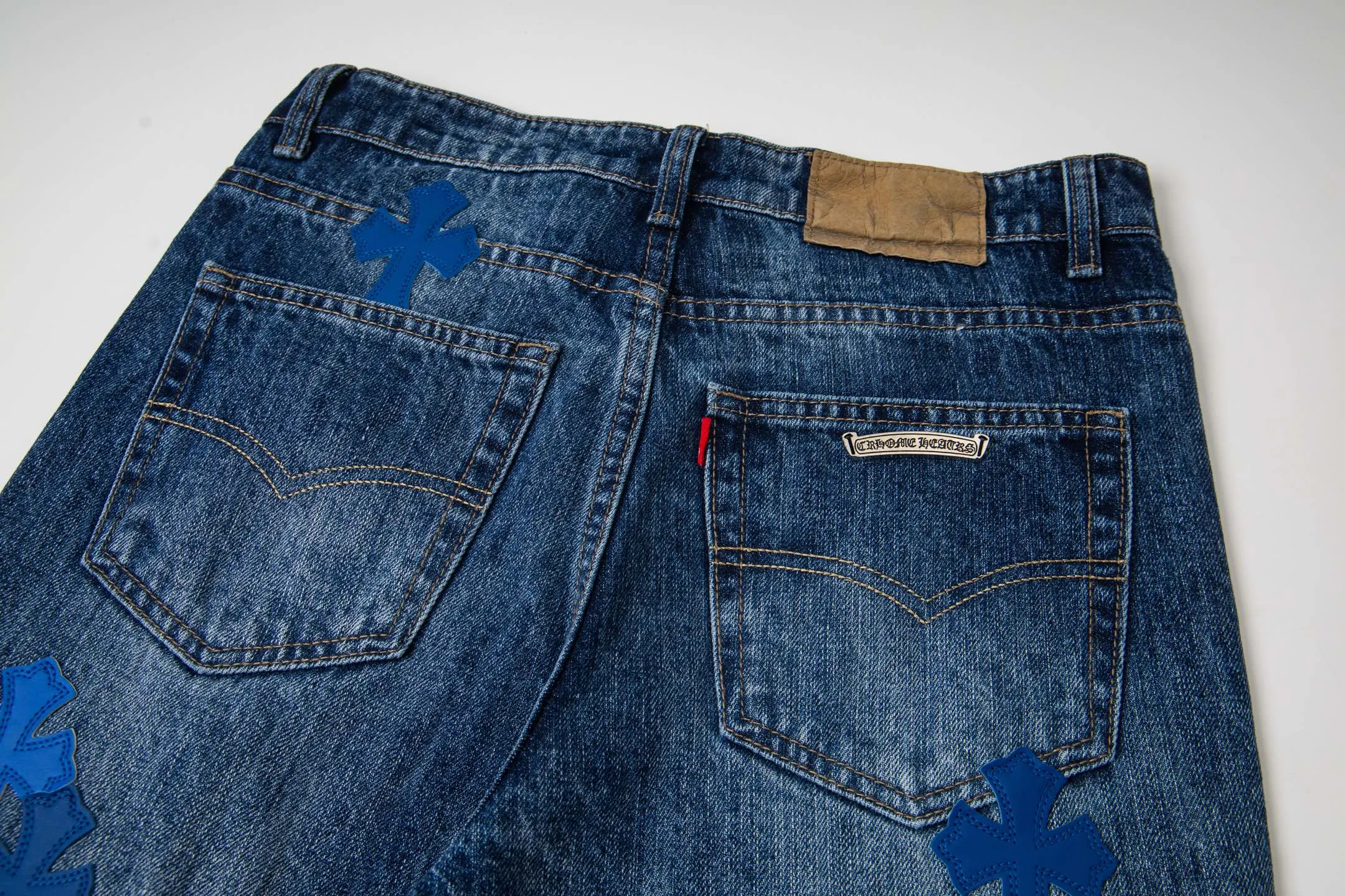 P260 Chrome Hearts Miami Limited Pants Blue Leather Cross Couple Jeans are a hot trend this season and are sought after by countless celebrities and fashionistas. The neat details of the cutting process add color to the playful fashion! The neat and meticulous design, and the well-fitting structure is unique. The upper body not only has outstanding recognition, but also looks younger and younger. A style with the ultimate wearing meaning and performance, gorgeous color matching, and the craftsmanship of this style is also extremely extraordinary. After the finished product is washed, it is disassembled and hand-made with sheepskin cross leather and then spliced ​​together to complete. The whole piece has too many craftsmanship to describe. It is decorated with patchwork cross flowers and high-waisted washed jeans! ! Absolutely high-end luxury product, a god-level single product, a super popular product, made by top heavy industry, a magic weapon that cannot be missed to hit the streets. Style number: 1832 Size: 28 30 32 34 36 Color: blue